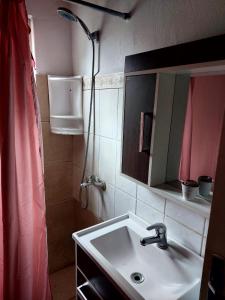 un baño con lavabo y ducha en Casa 2 Dorm Barra del Chuy Uruguay, en Barra del Chuy