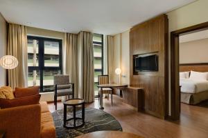 TV a/nebo společenská místnost v ubytování Protea Hotel by Marriott Ikeja Select