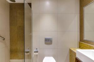 Bilik mandi di Protea Hotel by Marriott Ikeja Select
