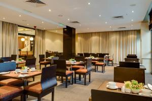 Ruang duduk di Protea Hotel by Marriott Ikeja Select