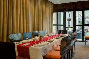 Ruang duduk di Protea Hotel by Marriott Ikeja Select