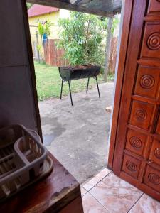 una puerta abierta a un patio trasero con una parrilla en el patio en Casa 2 Dorm Barra del Chuy Uruguay, en Barra del Chuy 20 fotos más