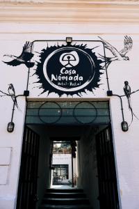 Un certificat, premiu, logo sau alt document afișat la Casa Nomada San Cristobal Hostal - Hotel +4 fotografii