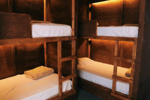 Un pat sau paturi într-o cameră la Casa Nomada San Cristobal Hostal - Hotel