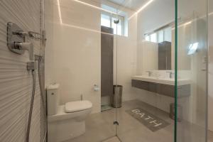 un bagno bianco con un water e un lavandino di Košice - centrum, Apartmán Urban Tower a Košice