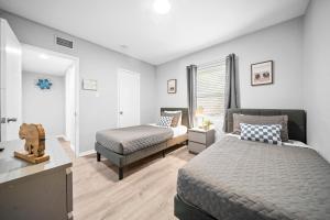 Ένα ή περισσότερα κρεβάτια σε δωμάτιο στο The Jasmine Apartments by Lowkl +39 φωτογραφίες