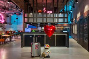 Um restaurante ou outro lugar para comer em Moxy Frankfurt City Center