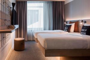 Cama ou camas em um quarto em Moxy Frankfurt City Center