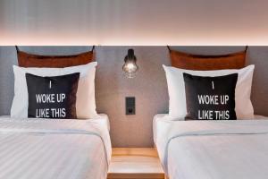 Cama ou camas em um quarto em Moxy Frankfurt City Center