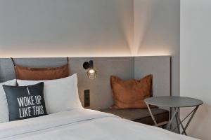 Cama ou camas em um quarto em Moxy Frankfurt City Center