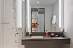 Um banheiro em Moxy Frankfurt City Center