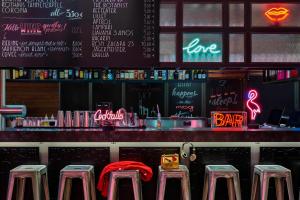 O lounge ou bar de Moxy Frankfurt City Center