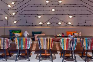 Uma área de estar em Moxy Frankfurt City Center