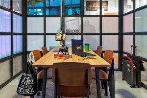 Foto da galeria de Moxy Frankfurt City Center em Frankfurt