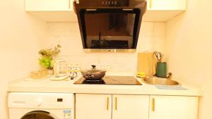 Kuchyň nebo kuchyňský kout v ubytování Shanghai Hills & Aromahome UrbanLuxe Family bnb close to Mid Huaihai rd + 17 fotografií