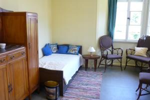 Postel nebo postele na pokoji v ubytování Ferienhaus mit Garten in CH 6616 Losone Tessin Casa Sabina