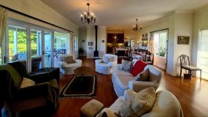 un soggiorno con divani e sedie e una sala da pranzo di Fun at Beach a Kenton-on-Sea