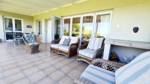 una veranda riparata con sedie e camino di Fun at Beach a Kenton-on-Sea