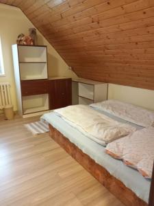 una camera da letto con due letti e soffitto in legno di Chata Kubko a Bobrovník