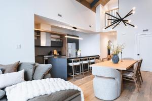 Tremblant Prestige - Verbier 4-202 في مونت تريمبلانت: غرفة معيشة بها أريكة وطاولة