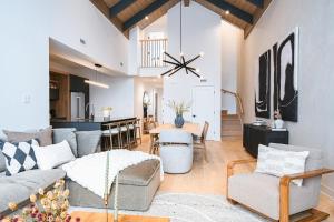 Tremblant Prestige - Verbier 4-202 في مونت تريمبلانت: غرفة معيشة بها أريكة وطاولة