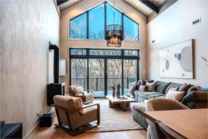 Tremblant Prestige - Verbier 4-202 في مونت تريمبلانت: غرفة معيشة كبيرة مع نافذة كبيرة