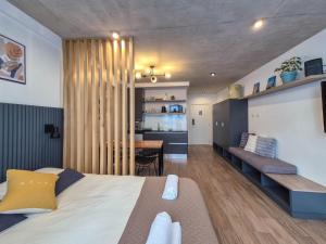 マル・デル・プラタにあるTu Departamento en MDQ - Luxuryのベッドとダイニングルームのある寝室