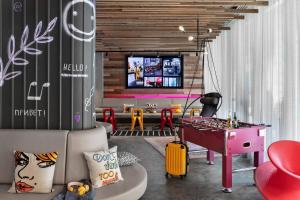 TV a/nebo společenská místnost v ubytování Moxy Bucharest Old Town