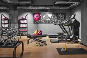 een sportschool met fitnessapparatuur in een kamer bij Moxy Bucharest Old Town in Boekarest