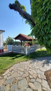 eine Steinterrasse mit einem Pavillon im Hof in der Unterkunft Casa rural villalta in Salvadiós + 13 Fotos