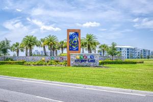 Um jardim em In-Home Arcade, Themed Bedrooms, Resort Lazy River