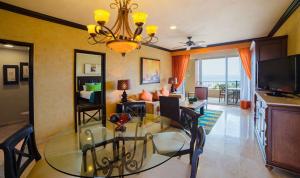 ein Wohnzimmer mit Glastisch und ein Esszimmer in der Unterkunft 2BD Del Palmar Cancun Oceanview Pool & Resort in Cancún