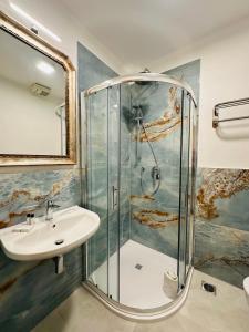 un bagno con lavandino e doccia di Relais Sampaoli a Firenze Altre 15 foto