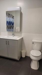 Ένα μπάνιο στο Very posh 1 bed room apartment -City Views, walk to Subway and Ferry, 15 minutes to Manhattan, Min 30 days stay