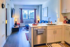 Η κουζίνα ή μικρή κουζίνα στο Very posh 1 bed room apartment -City Views, walk to Subway and Ferry, 15 minutes to Manhattan, Min 30 days stay