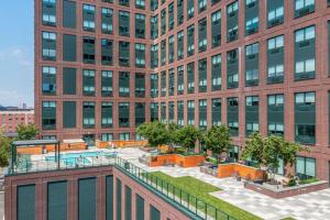 Πισίνα στο ή κοντά στο Very posh 1 bed room apartment -City Views, walk to Subway and Ferry, 15 minutes to Manhattan, Min 30 days stay