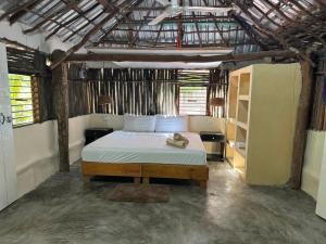 um quarto com uma cama com um chapéu em cima em Cabañas Jardin del Amor em Tulum
