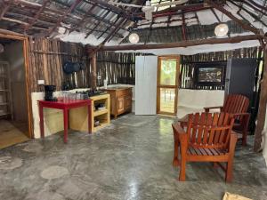 uma cozinha com uma mesa vermelha e cadeiras de madeira em Cabañas Jardin del Amor em Tulum mais 11 fotografias