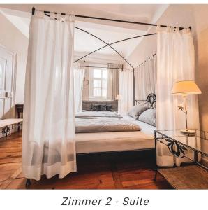 Postel nebo postele na pokoji v ubytování Hotel Weinstube am Markt