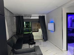 TV a/nebo společenská místnost v ubytování Maha Beach Cabo Negro Duplex 6 person