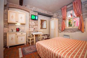 Kuchnia lub aneks kuchenny w obiekcie Residence MARCO POLO Centro Storico