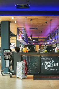 Lounge nebo bar v ubytování Moxy Edinburgh Airport