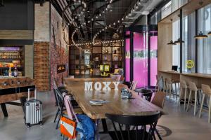 Nápoje v ubytování Moxy Bern Expo