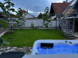 a hot tub in a backyard with a yard at Gomén in Eger