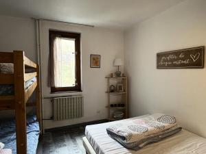a bedroom with a bunk bed and a window at Résidence Le Tourmalet - maeva Home - Appartement 2 pièces 4 personnes - Confort MAE-1861 in La Mongie