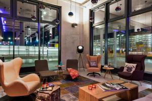 Ein Sitzbereich in der Unterkunft MOXY Vienna Airport