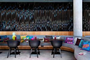 Ein Sitzbereich in der Unterkunft MOXY Vienna Airport