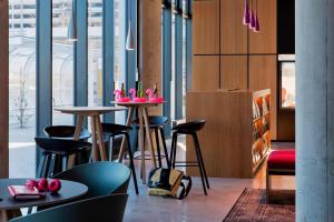 Ein Sitzbereich in der Unterkunft MOXY Vienna Airport