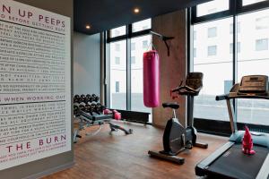 Das Fitnesscenter und/oder die Fitnesseinrichtungen in der Unterkunft MOXY Vienna Airport