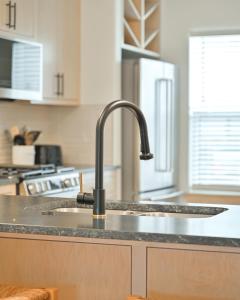 Dapur atau dapur kecil di Urban Plaza Luxe 1-Family- Steps away from Plaza District +26 gambar